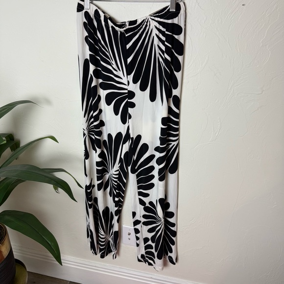 Chico's Pants - ✨ Chico’s Ultimate Fit Black & White Bold Floral Palazzo Pants – Size 1 (Large)